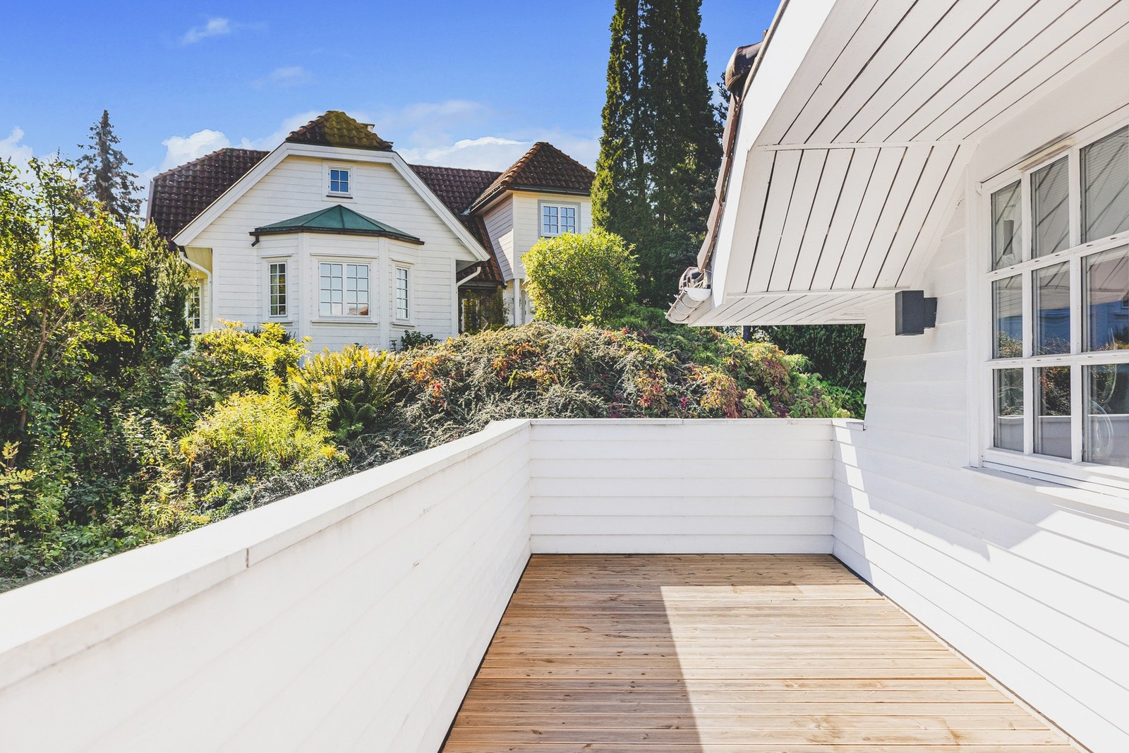 Hyggelig altan med plass til morgenkaffen Galleribilde