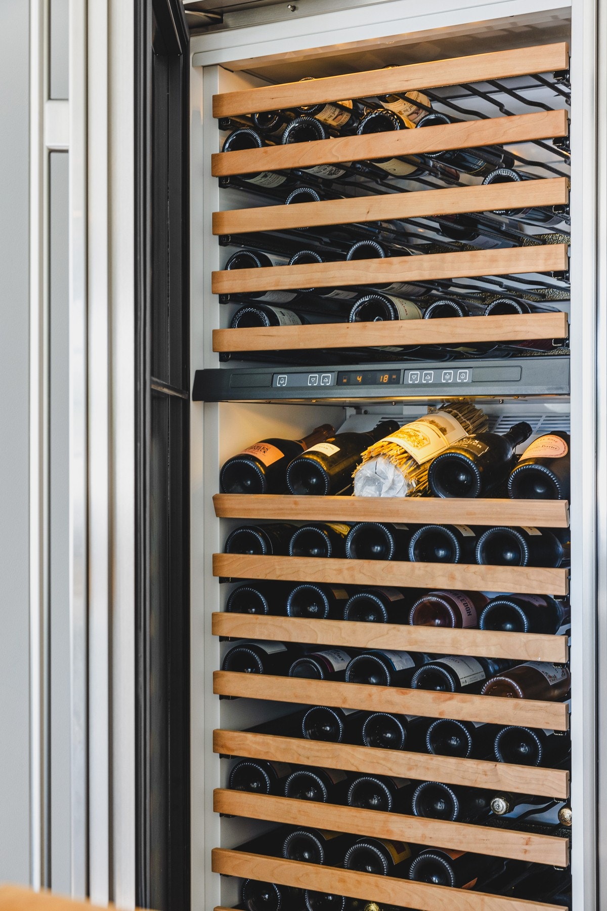 Stort integrert vinskap fra SubZero Galleribilde