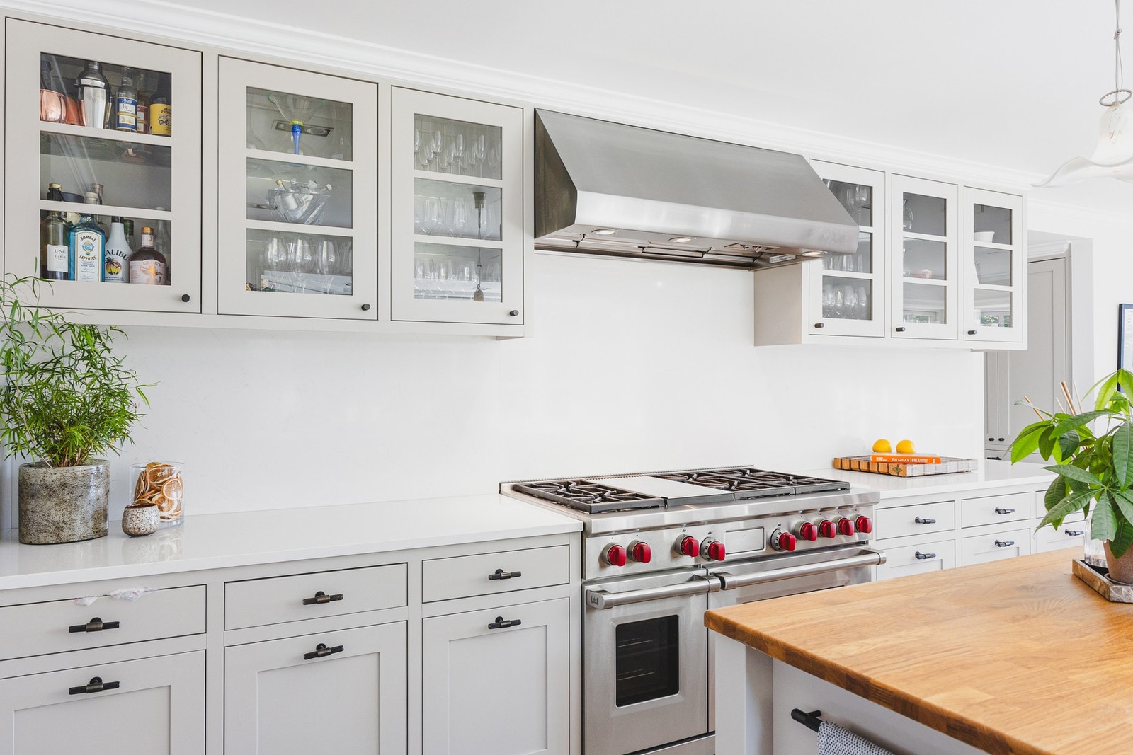 Kjøkken har benkeplate i Silestone komposittstein, påkostede hvitevarer og gjennomtenkte materialer Galleribilde