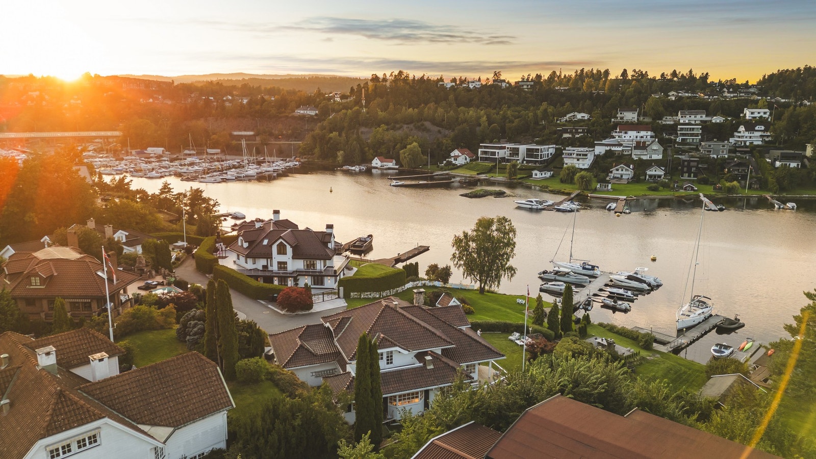 Nyt solnedgangen i egen hage Galleribilde