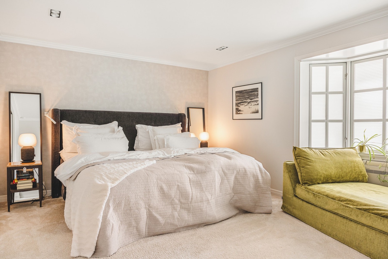 Stort soverom med inngang til eget baderom og walk in closet Galleribilde