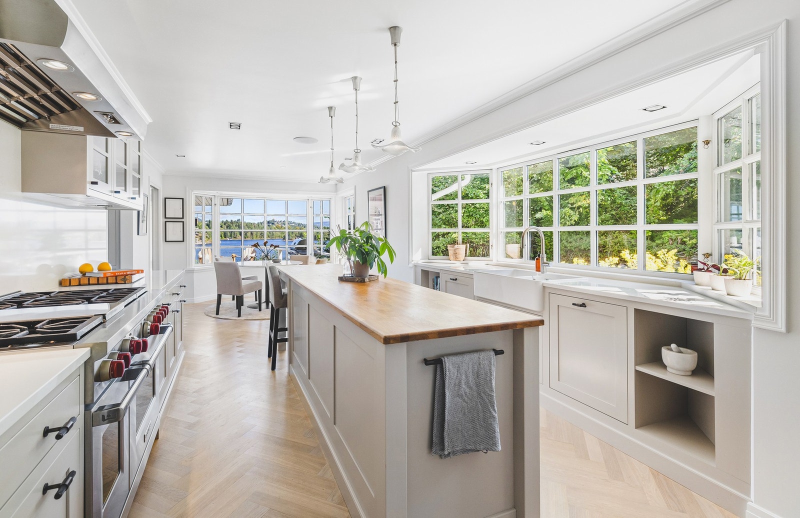 Kjøkkenet er delikat utformet med god plass til matlaging Galleribilde