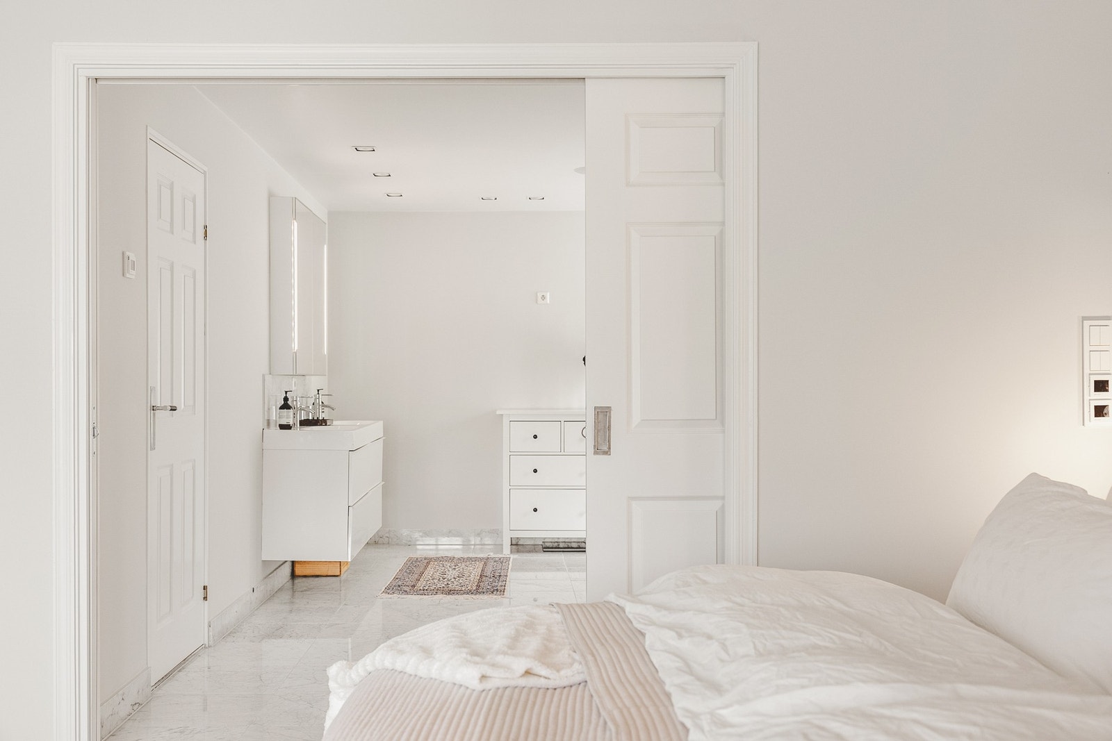 Skyvedør med inngang til baderom, egen dør på badet med inngang til større walk in closet Galleribilde