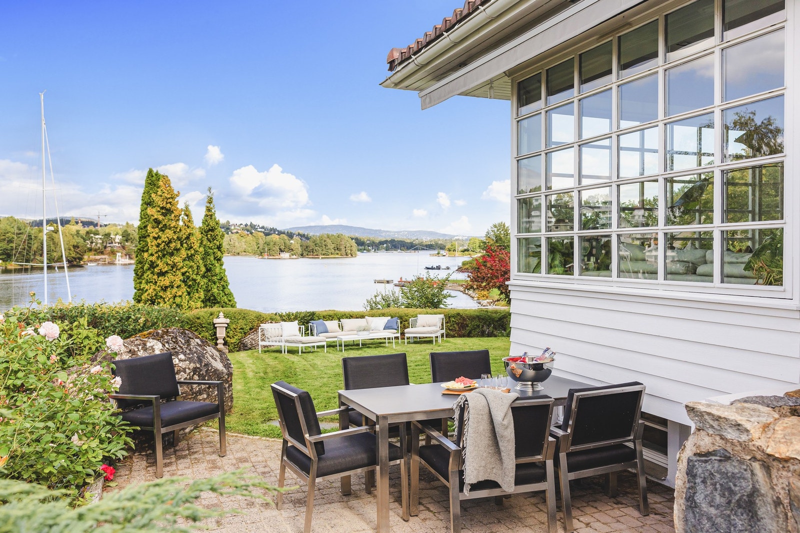 Eiendommen har nydelige uteplasser for enhver anledning Galleribilde