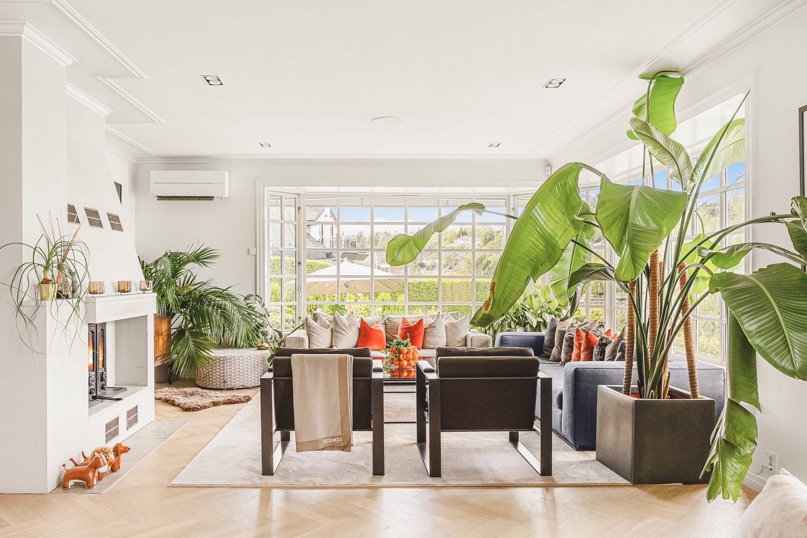 Lys stue med peis, innfelt downlights i himling Galleribilde