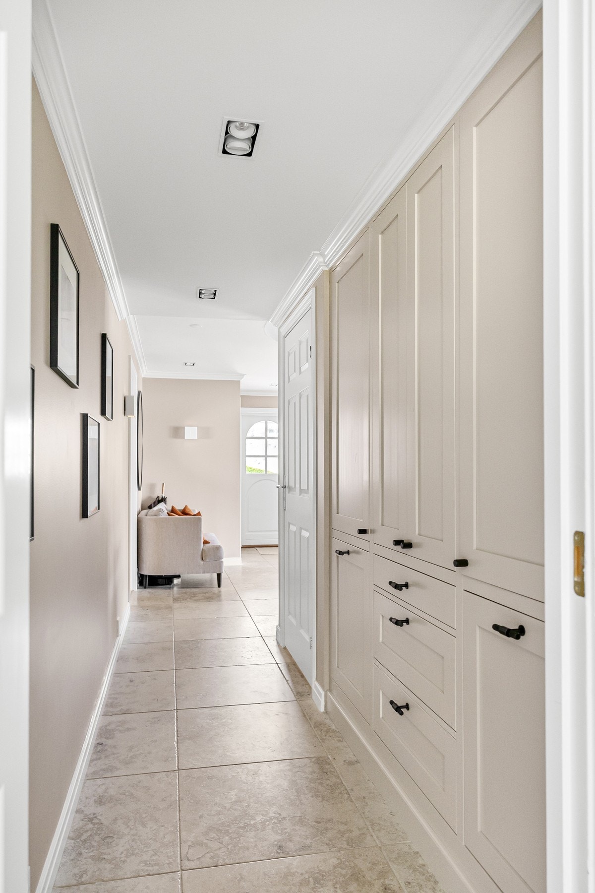 Boligen har mye oppbevaringsplass og gjennomgående snekkerbygde garderober Galleribilde