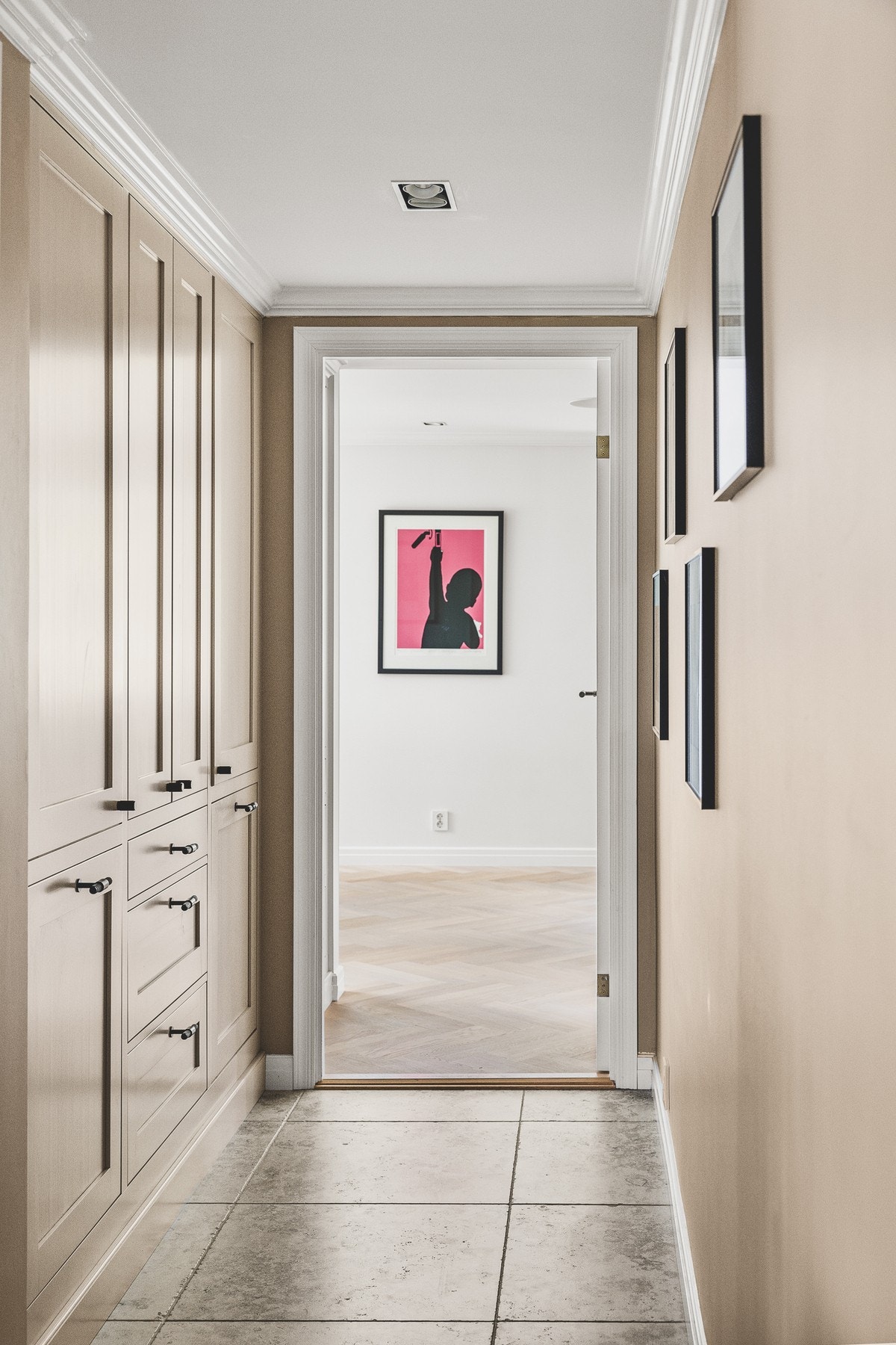 Gang i 1.etasje med snekkerbygde garderobeskap Galleribilde