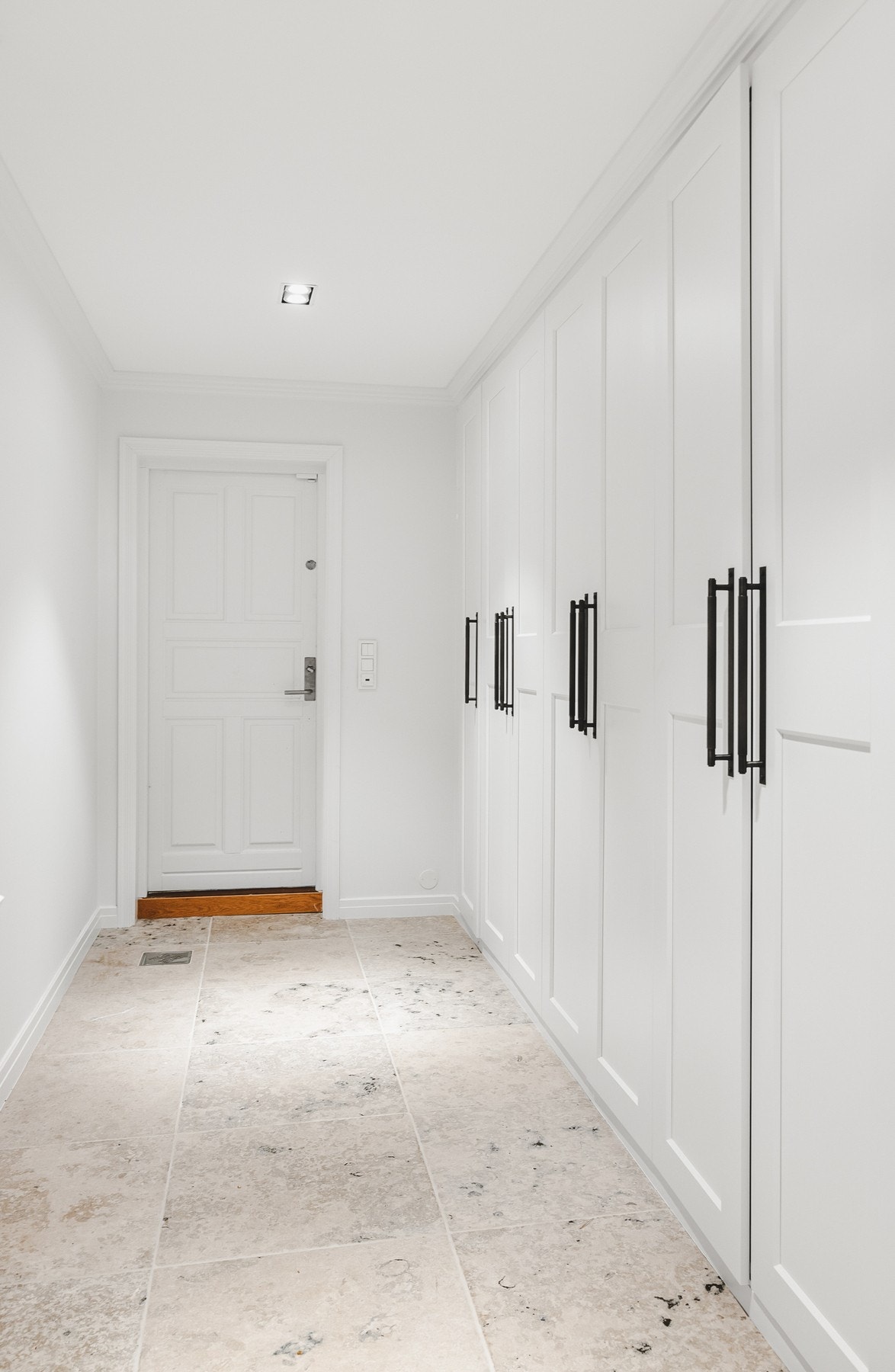 Innfelte skap med mye oppbevaringsplass i underetasjen - Egen inngang til etasjen Galleribilde