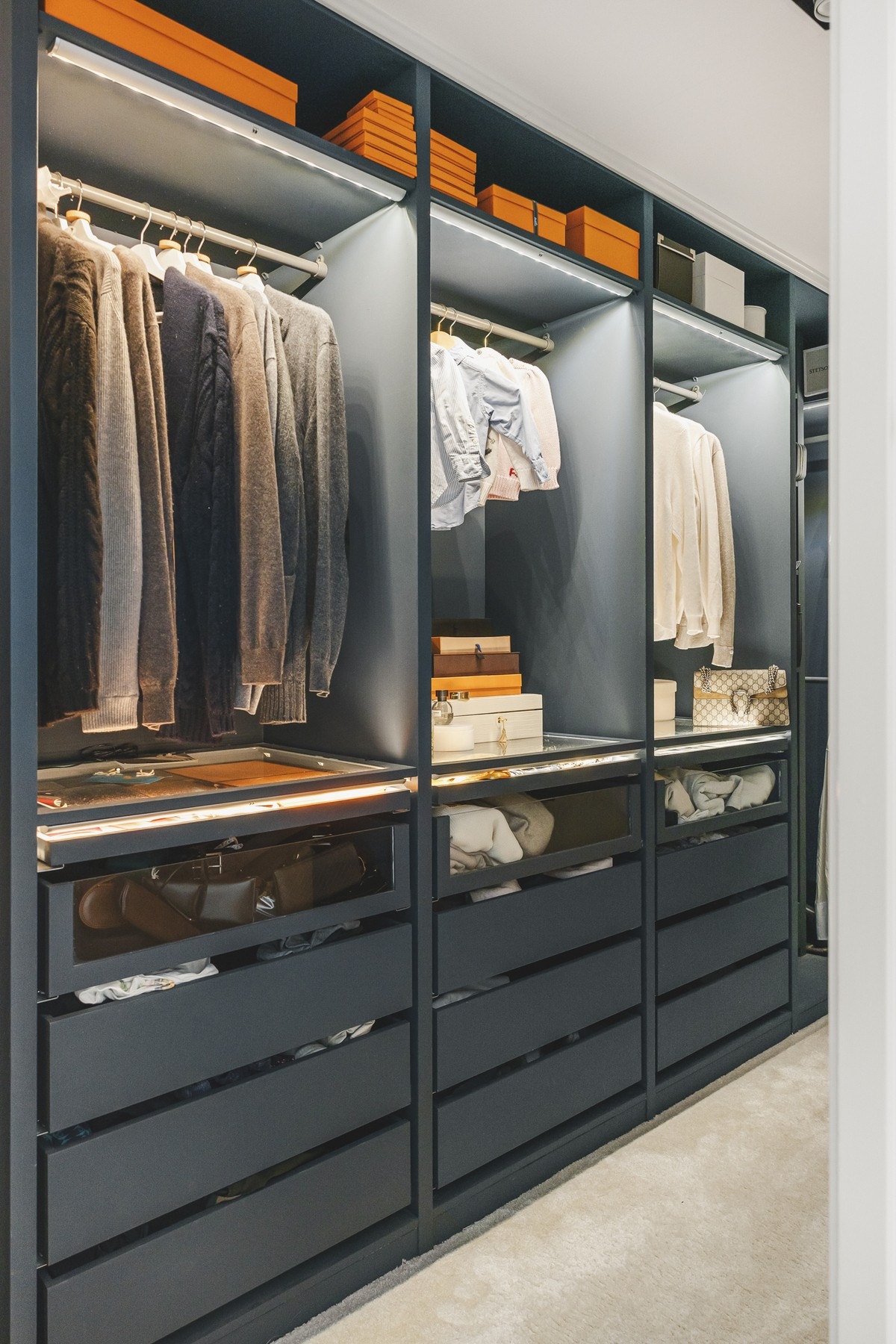 Stor garderobe med innebygd innredning Galleribilde