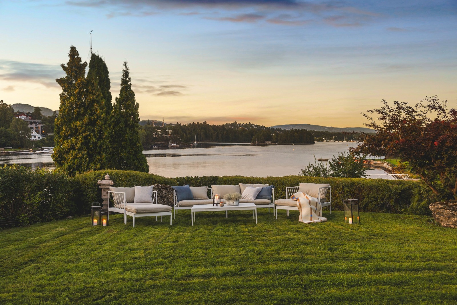 Stor barnevennlig hage med plass til lek og hygge Galleribilde