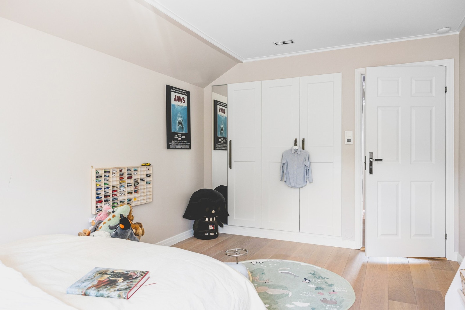 Soverom 1 (2.etasje) med garderobeskap innfelt i vegg Galleribilde