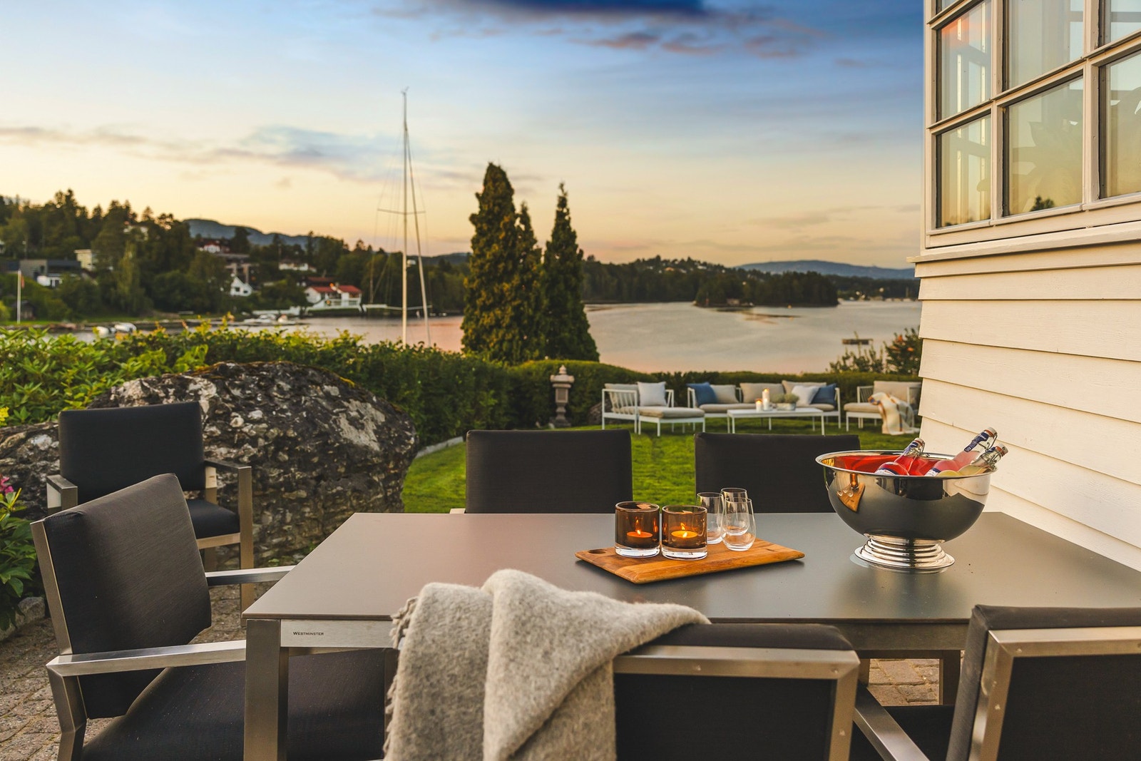 Flotte uteplasser på flere sider av eiendommen Galleribilde