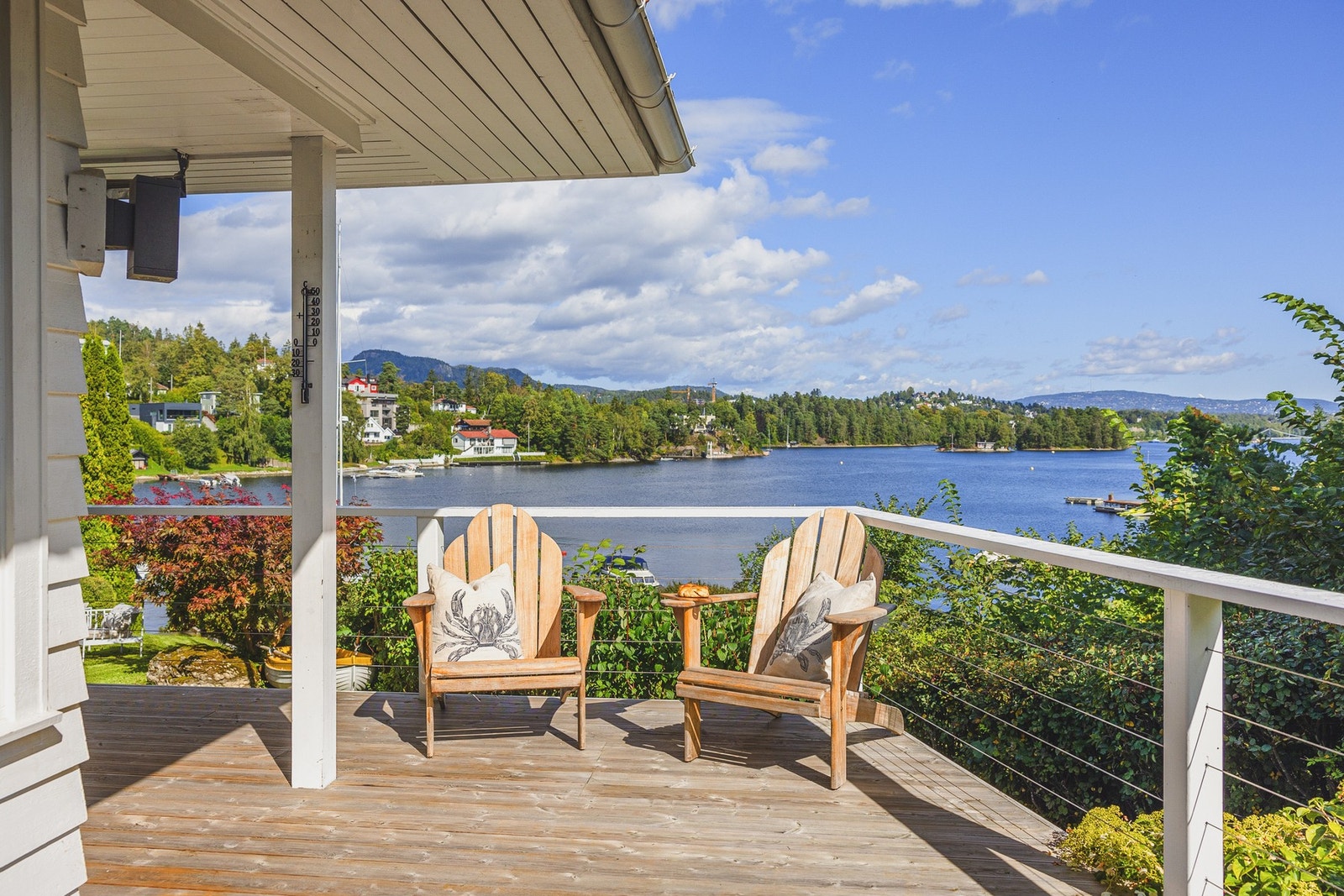 Solrik og hyggelig terrasse med vakker utsikt Galleribilde