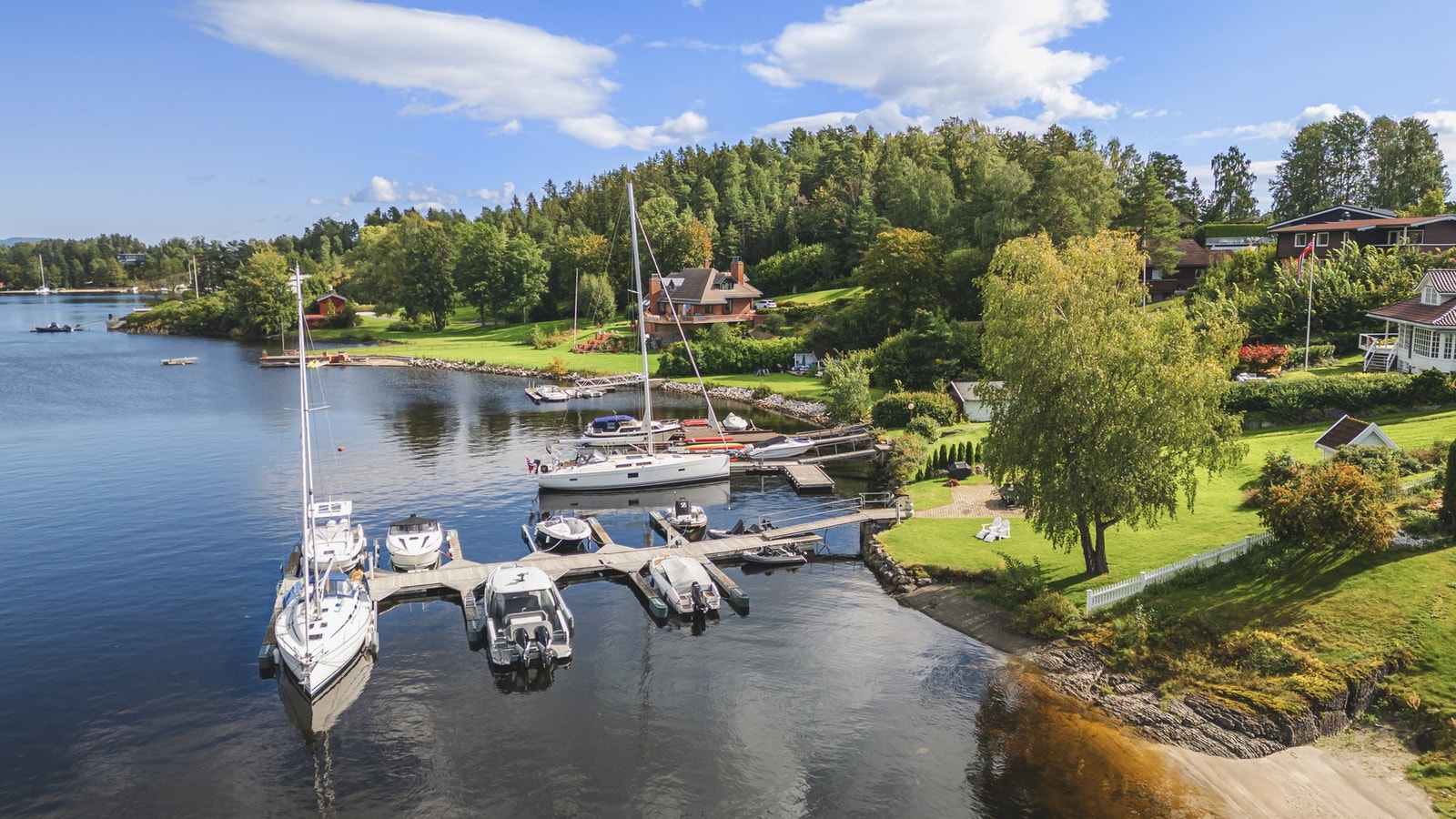 Eiendommen har egen dypvannsbrygge og flere båtplasser. En av båtplassene finner vi på fellesareal tilhørende sameiet Galleribilde