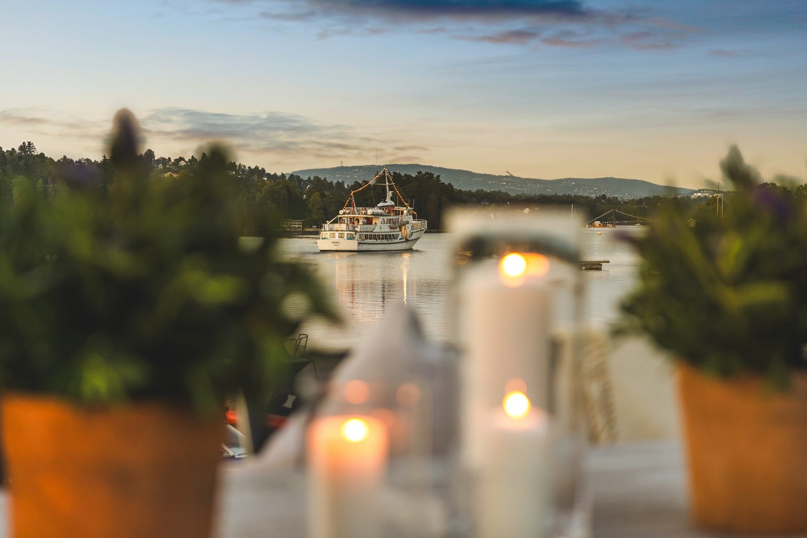 Kveldsstemning i hagen med utsyn mot båtliv Galleribilde