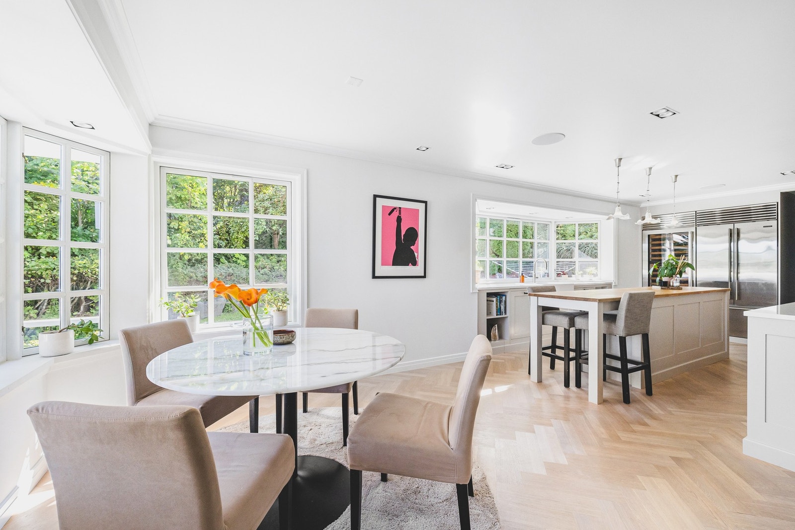 Kjøkkenet oppleves meget innbydende og har god plass til det sosiale Galleribilde