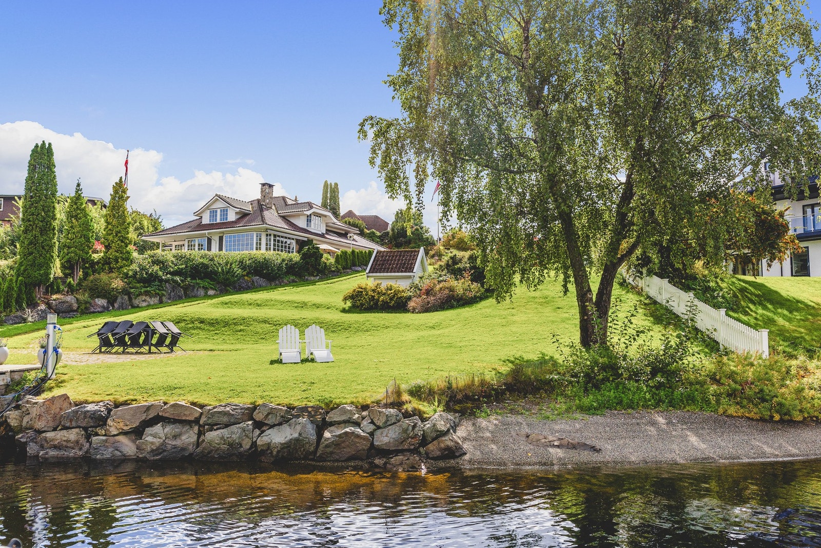 Solrik og meget naturskjønn beliggenhet rett i vannkanten på Nesøya Galleribilde