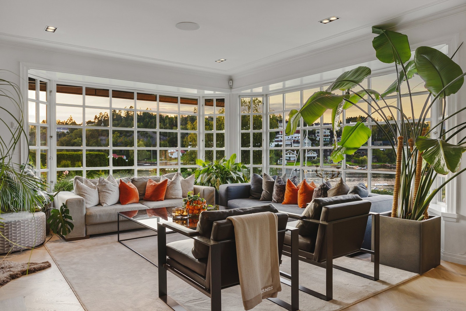 Lys stue med store lysflater gir herlig kveldslys inne Galleribilde