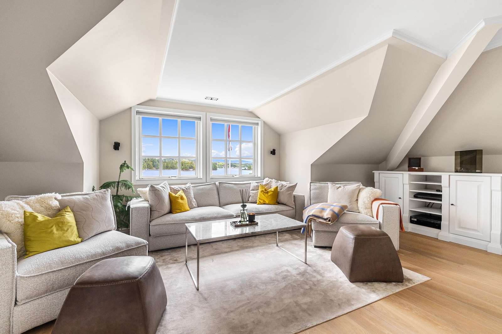 Lys og hyggelig loftstue Galleribilde