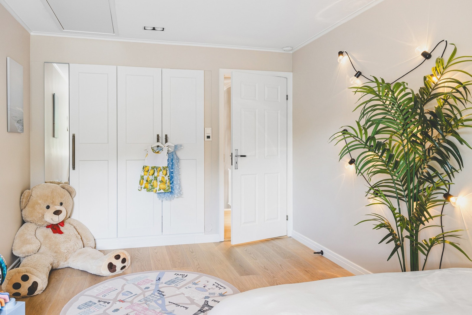 Soverom 2 (2.etasje) med innfelte garderobeskap Galleribilde