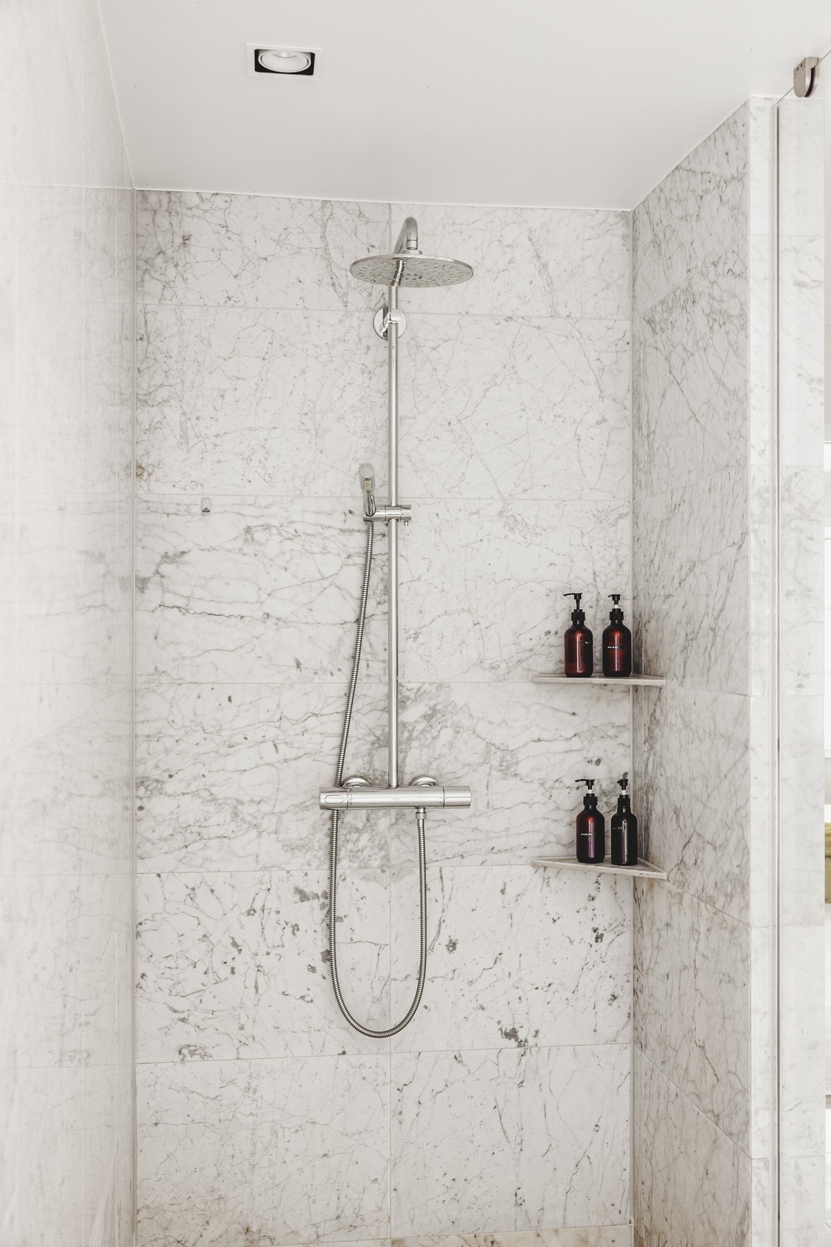 Dusjnisje med lekre marmorfliser Galleribilde