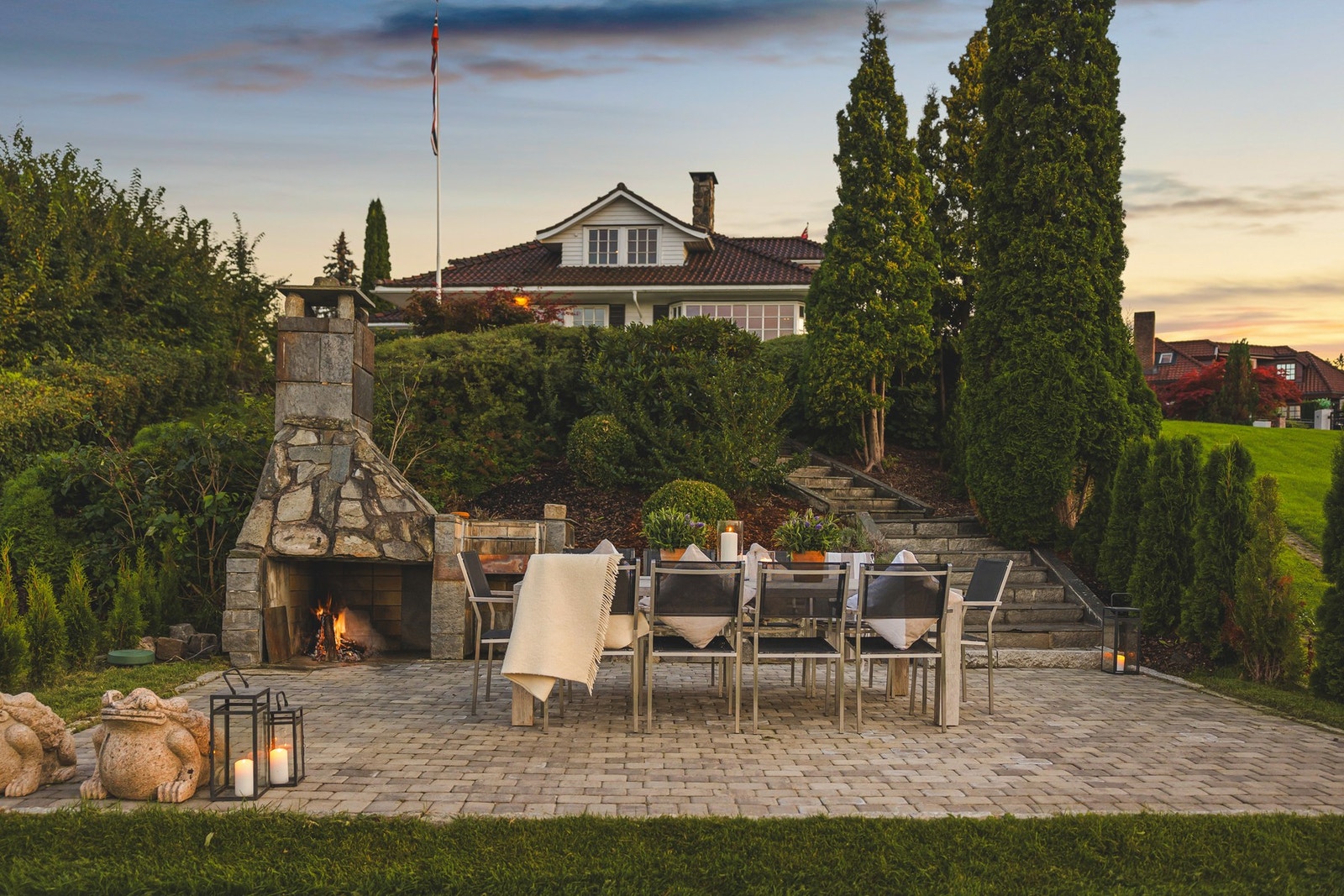 Vakker uteplass i hagen med peis, perfekt for sosiale sammenkomster og sene kvelder Galleribilde