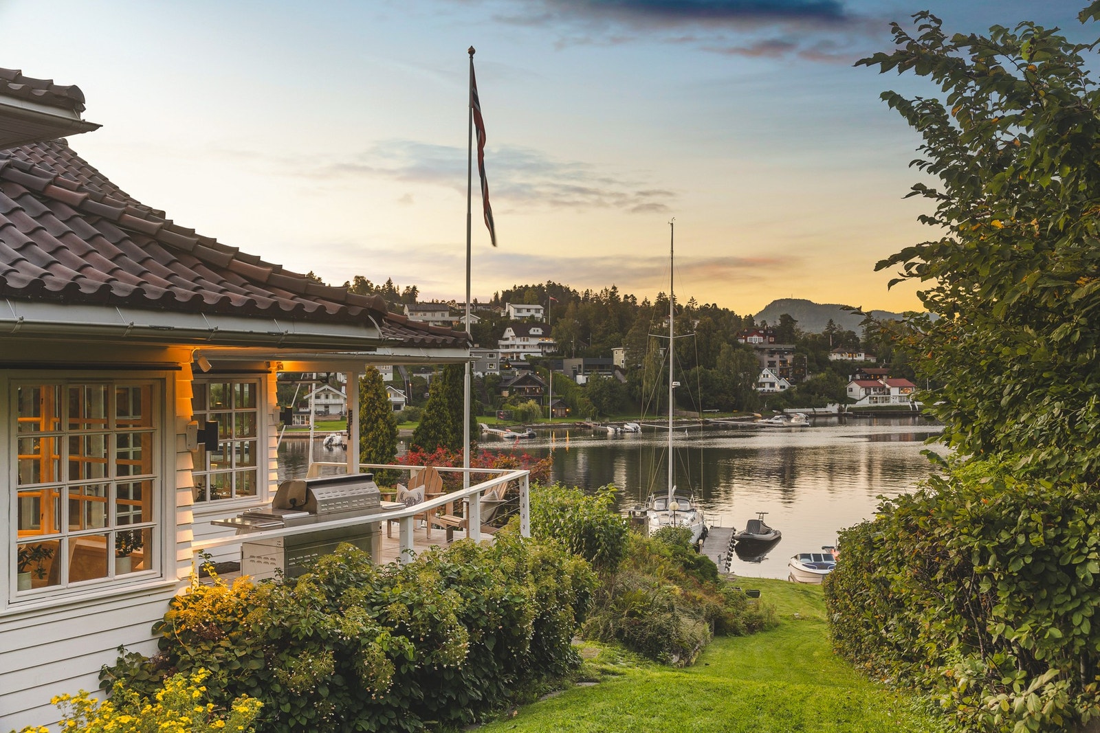 Eiendommen ligger vakkert til med direkte adkomst til egen strandlinje og brygge Galleribilde