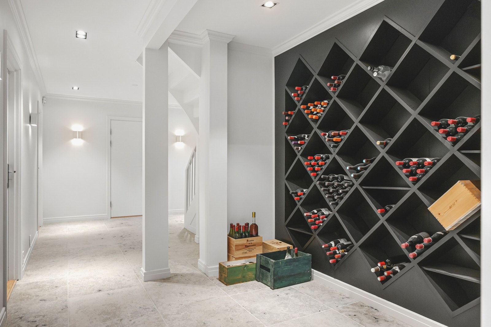 Oppusset og representativ underetasje med integrert innredning for vin Galleribilde
