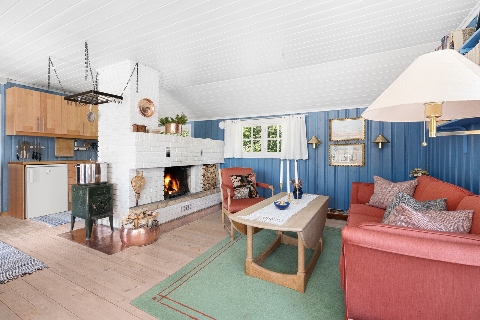 Salong- og lesekrok, naturlig plassert foran peisen. Galleribilde