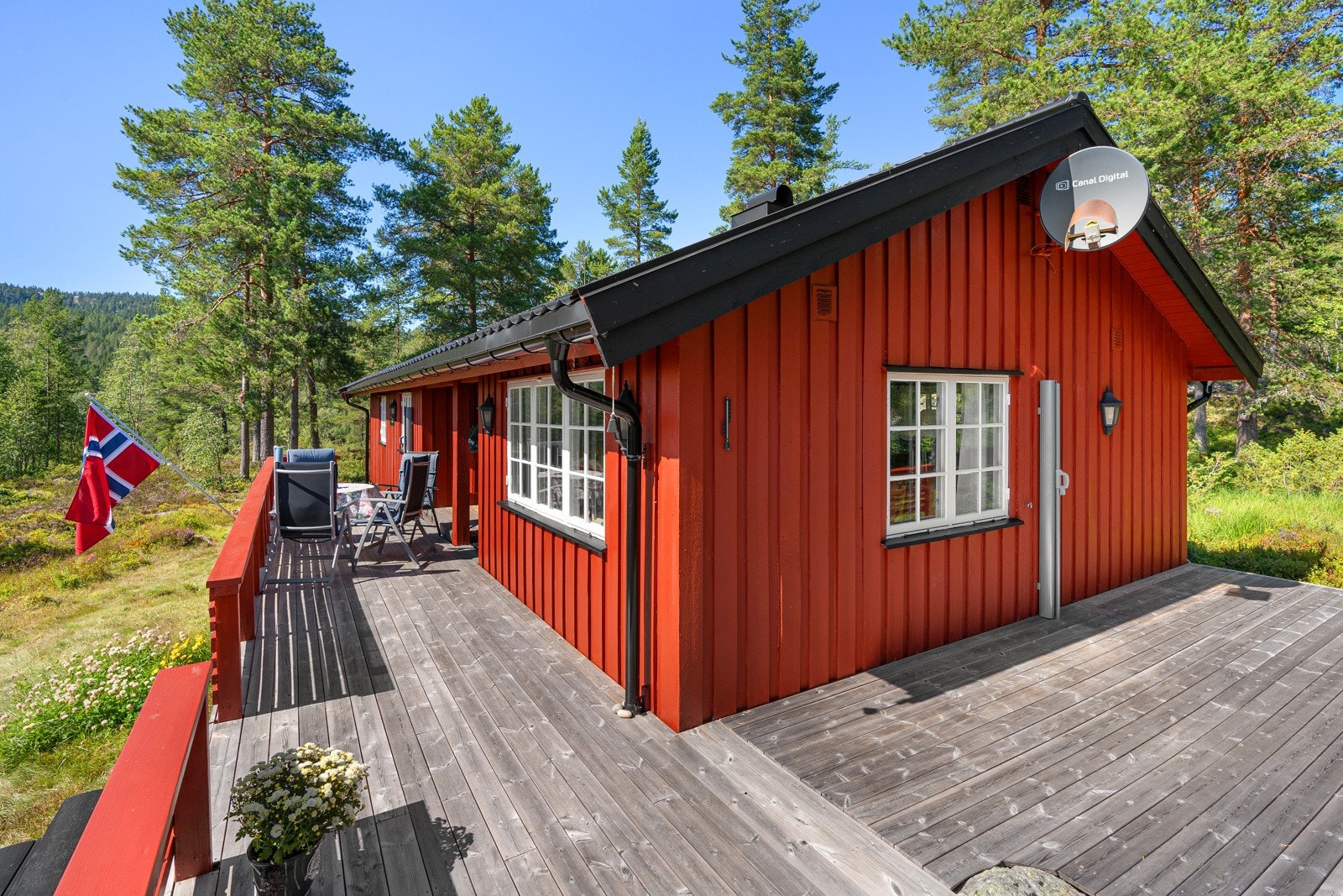 Det er montert utrekkbare leskjemer på terrassen. Galleribilde