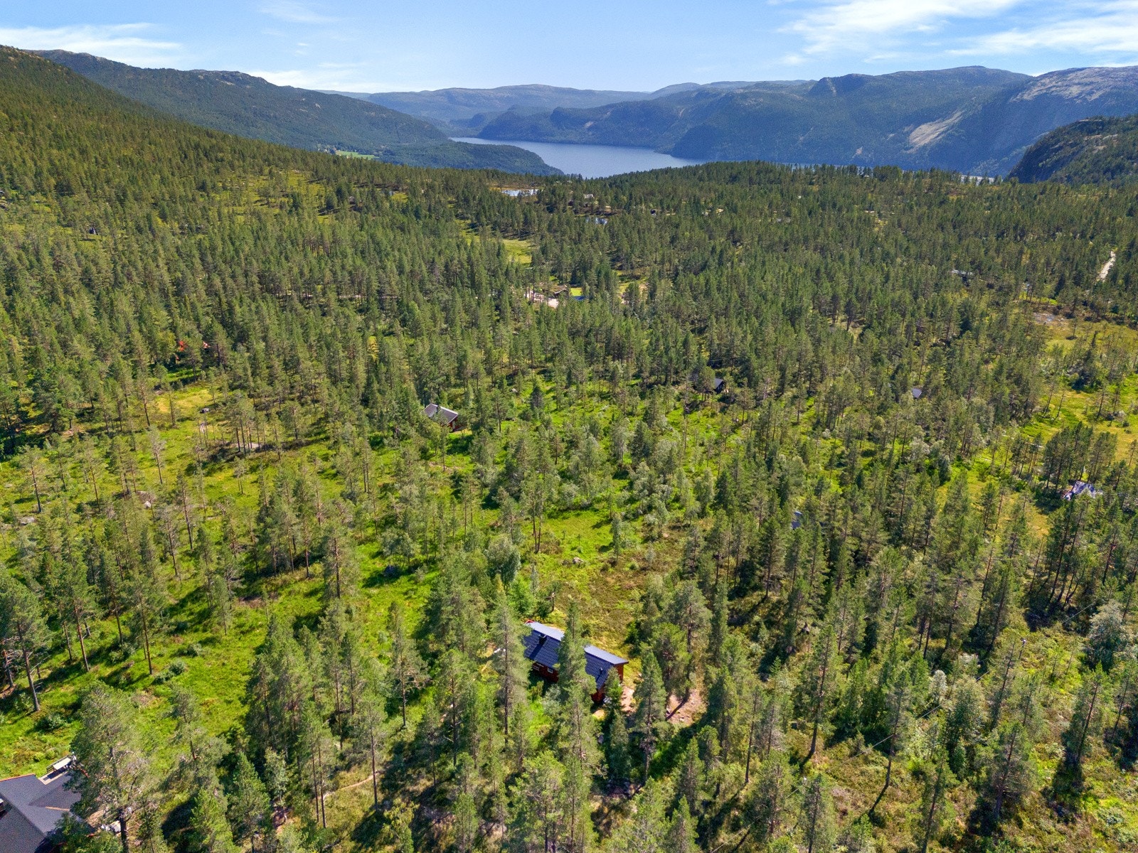 Eiendommen ligger i et snøsikkert område ca 570 moh. Det er oppkjørste skiløyper i området når snøforholdene tillater det. Galleribilde