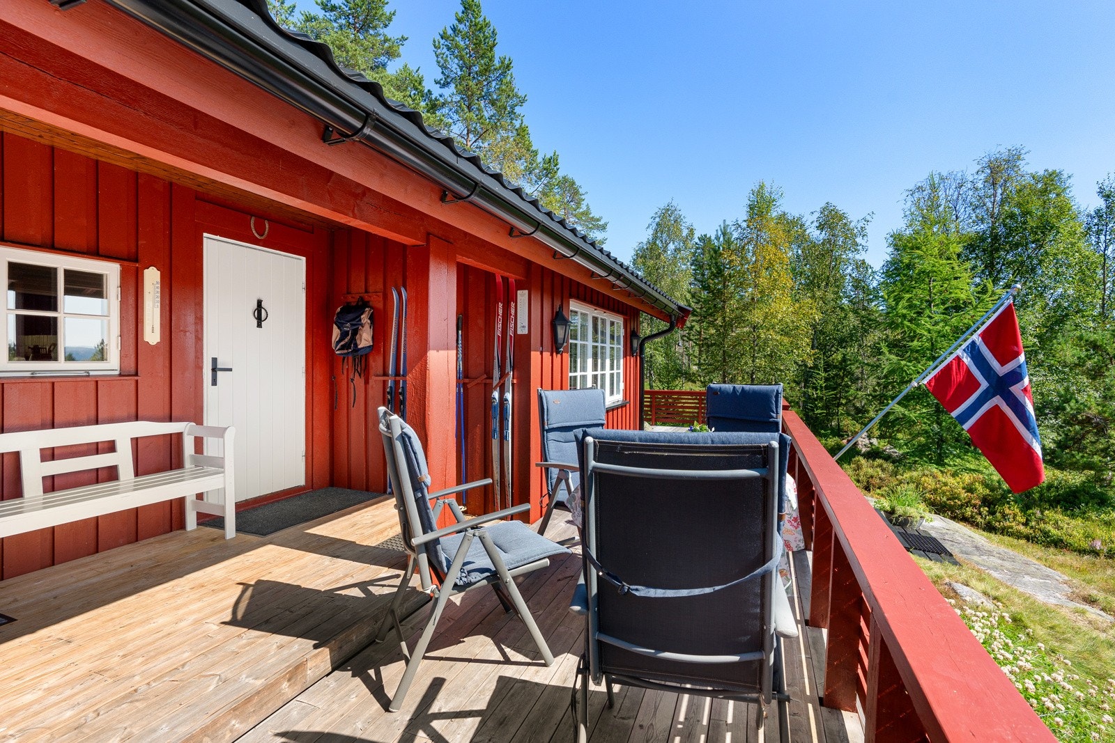 Det er anlagt en sydvendt terrasse i tilknytning til inngangspartiet. Galleribilde