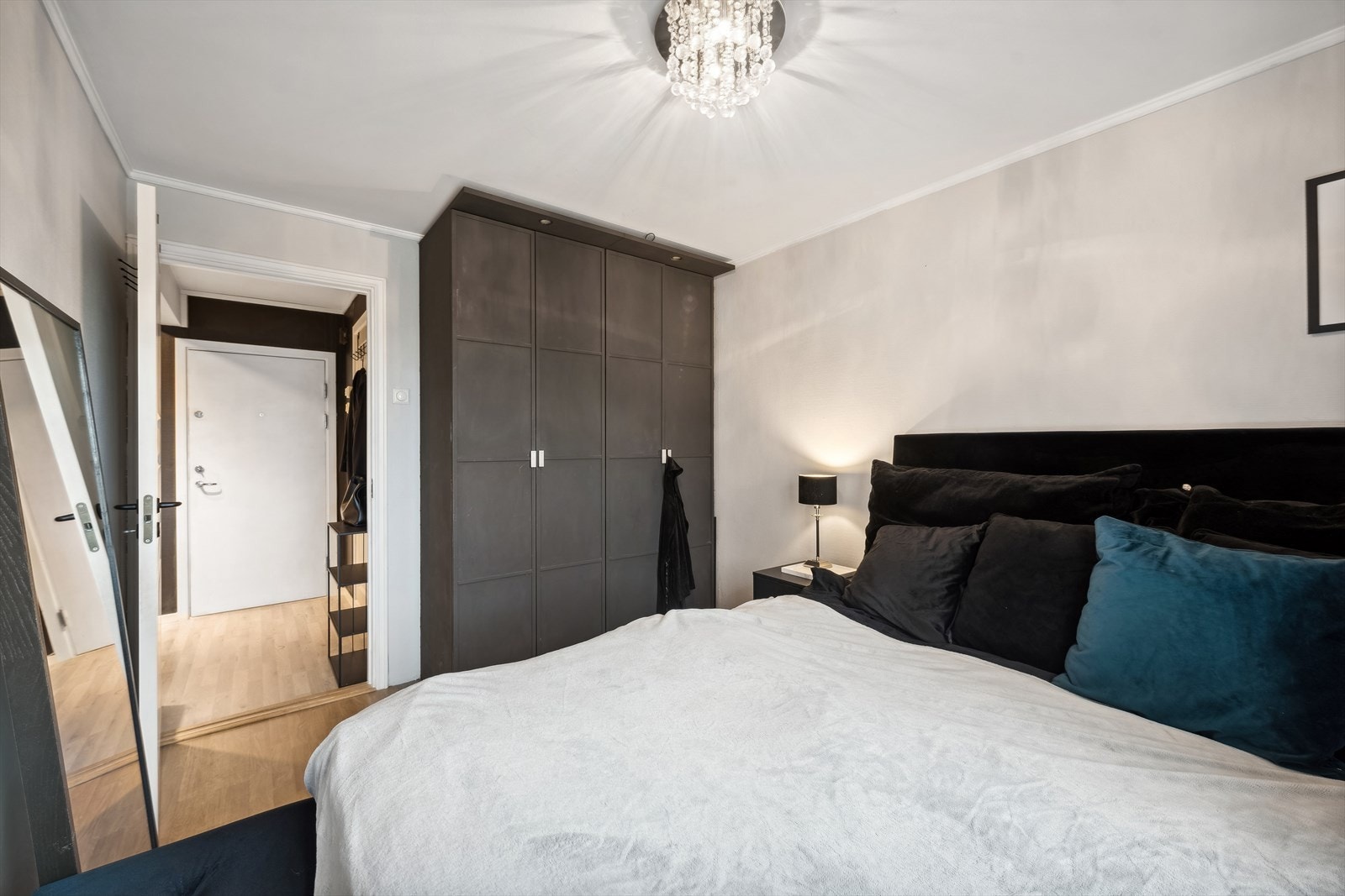 Soverommet er romslig og har god plass til dobbeltseng, med nattbord på hver side. Galleribilde