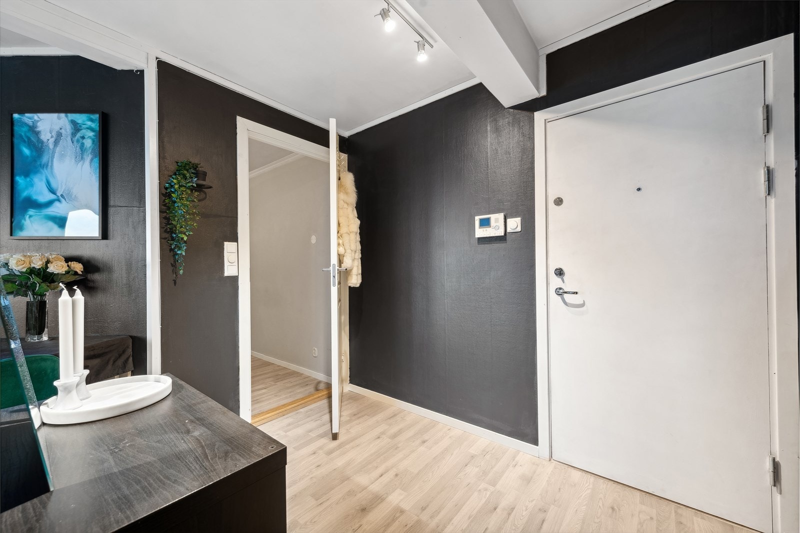Du ønskes velkommen inn i en romslig entré med god plass til å sette fra deg sko og henge fra deg yttertøy. Galleribilde