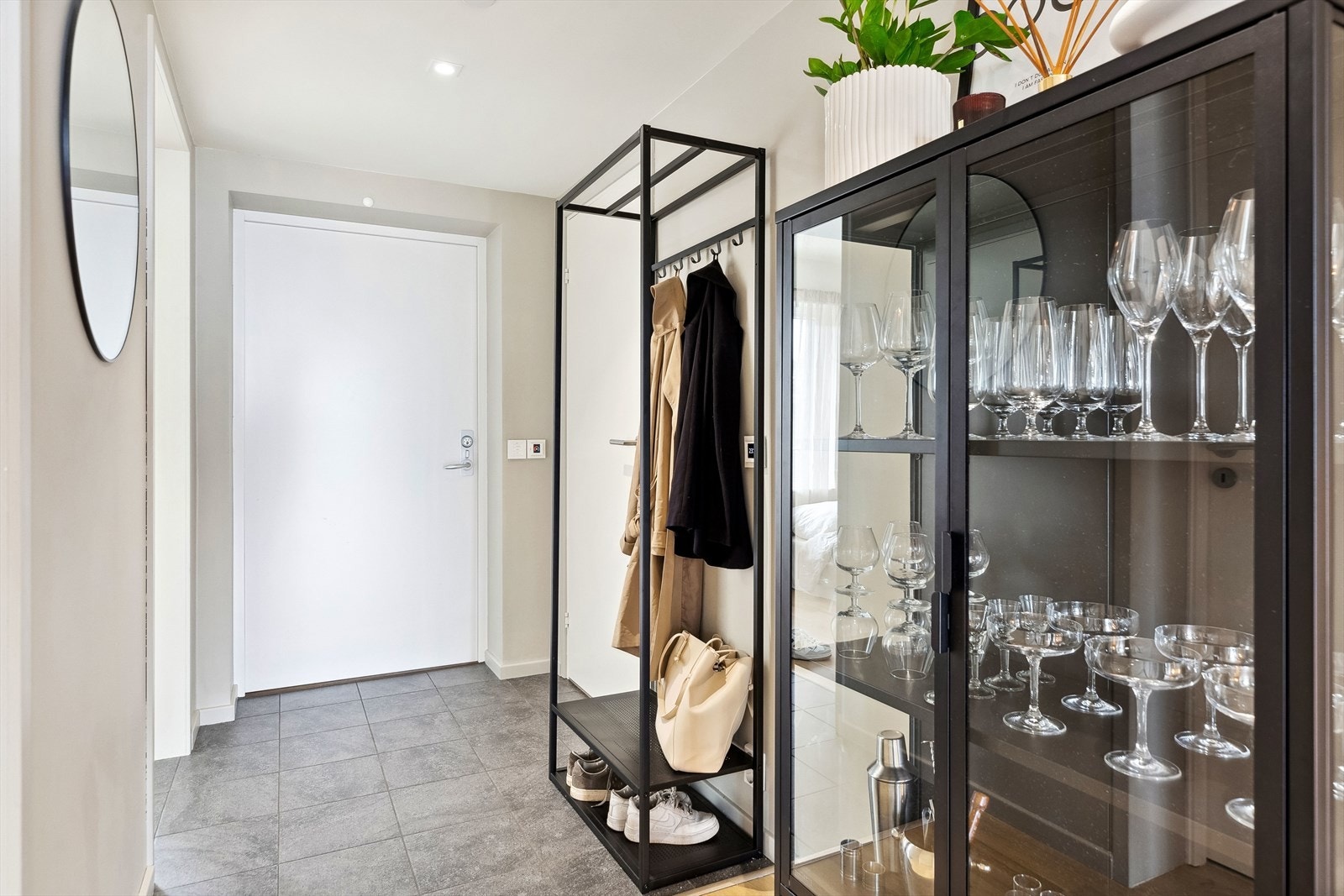 I entreen er det varme i det flislagte gulvet. Galleribilde