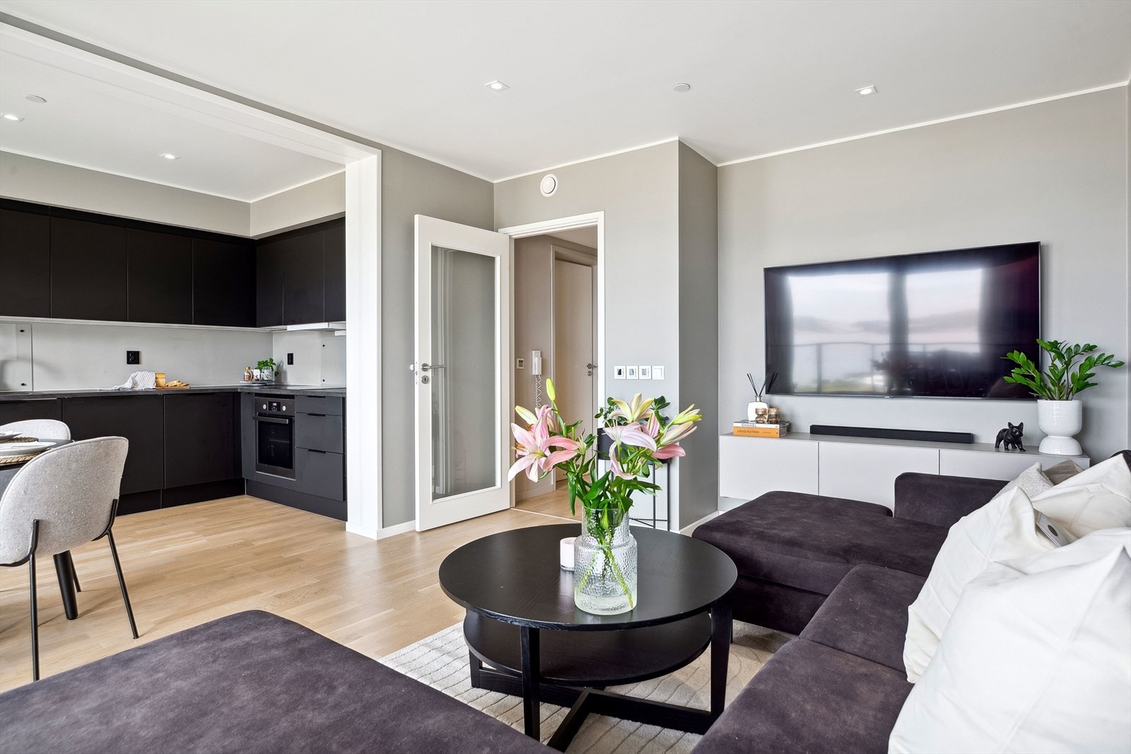 Mellom gangen og allrommet er det en lekker innerdør med stort glassfelt. Galleribilde