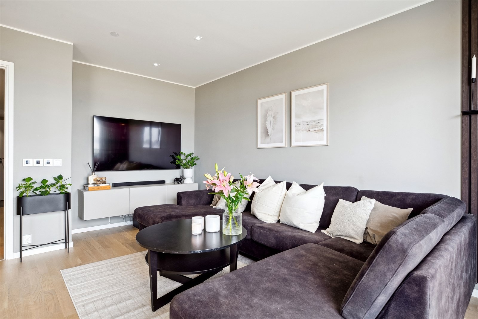 De lysmalte veggene i allrommet er med på å fremheve det tidsmessige parkettgulvet. Galleribilde