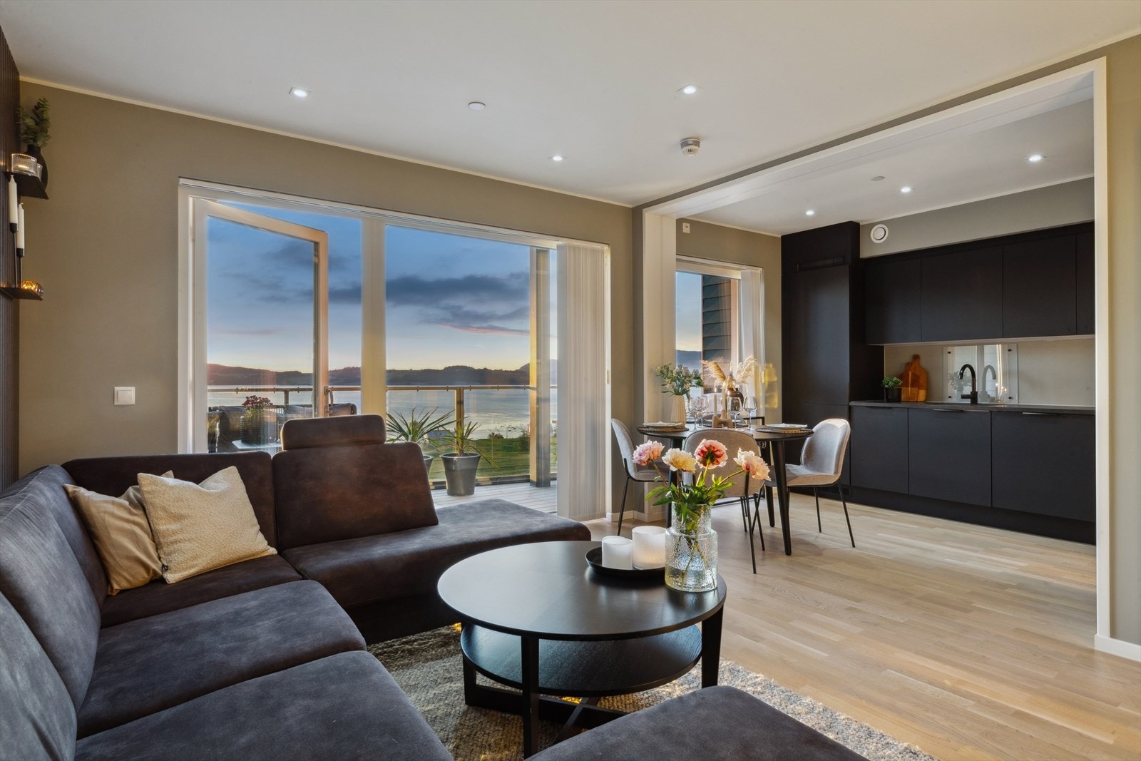 Boligen har en betydelig påkostet standard med bl.a. downlights i himlingen, oppgraderte overflater og et flott kjøkken. Galleribilde