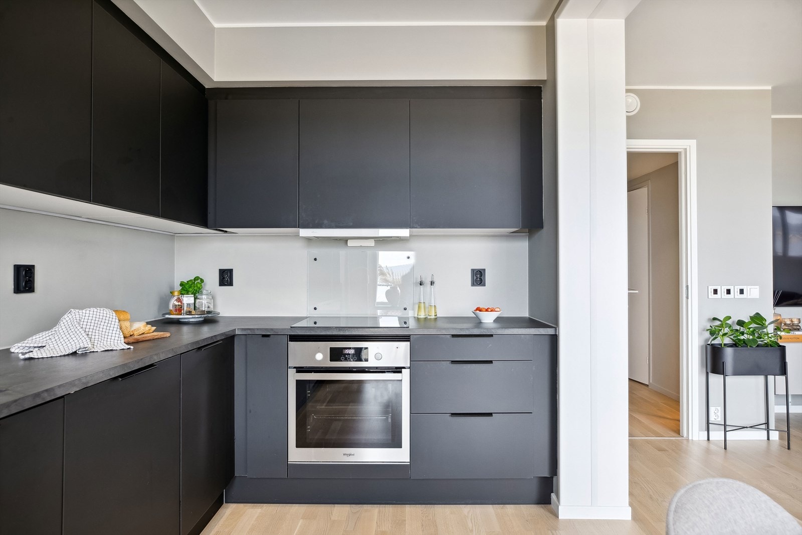 Veggen bak kokesonen og oppvaskkummen er beskyttet med glassplater. Det er også montert ledstrips over kjøkkenbenken for god belysning mtp. matlaging. Galleribilde