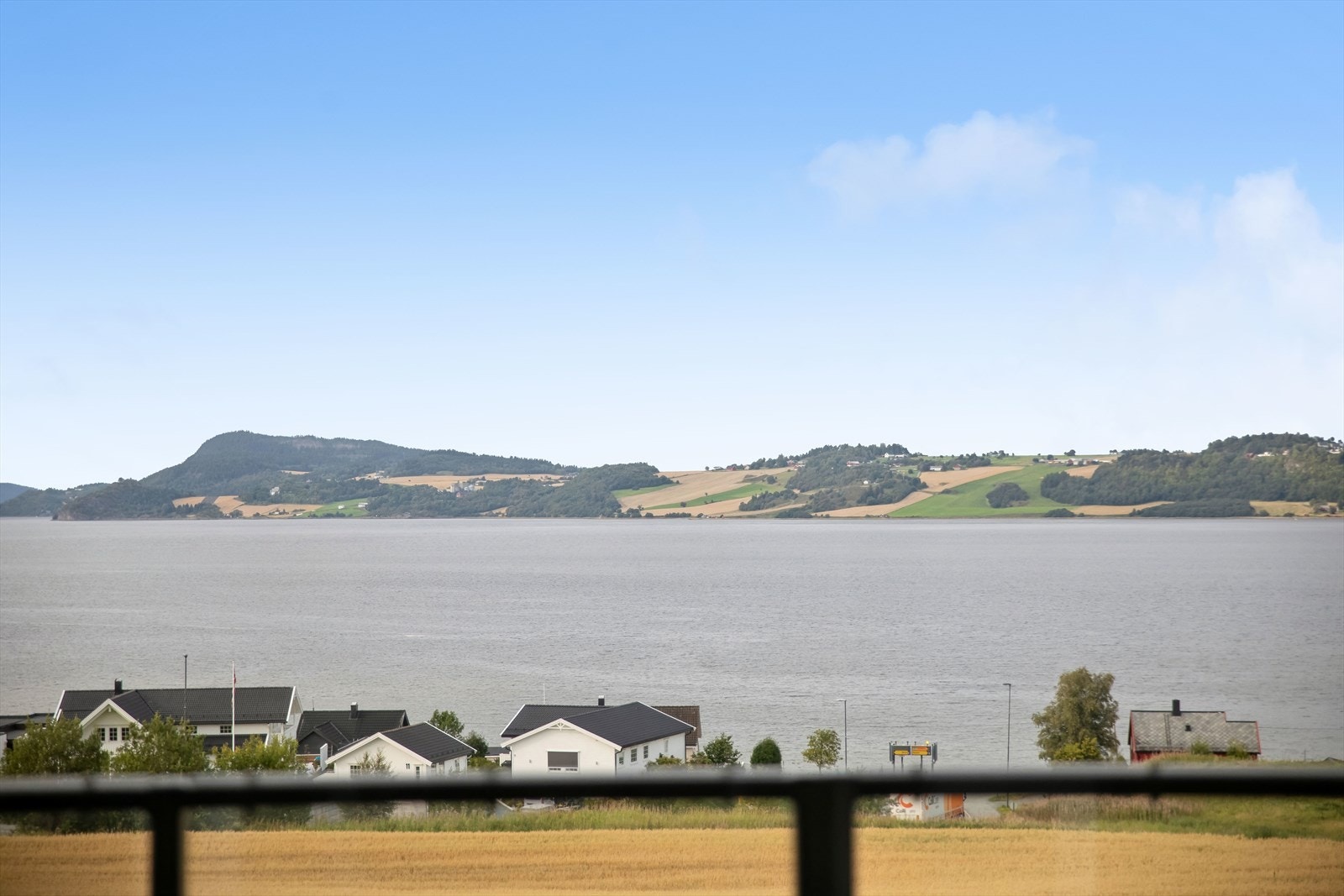 Leiligheten har upåklagelig beliggenhet med flott utsikt mot Buvikbukta og Byneset. Galleribilde