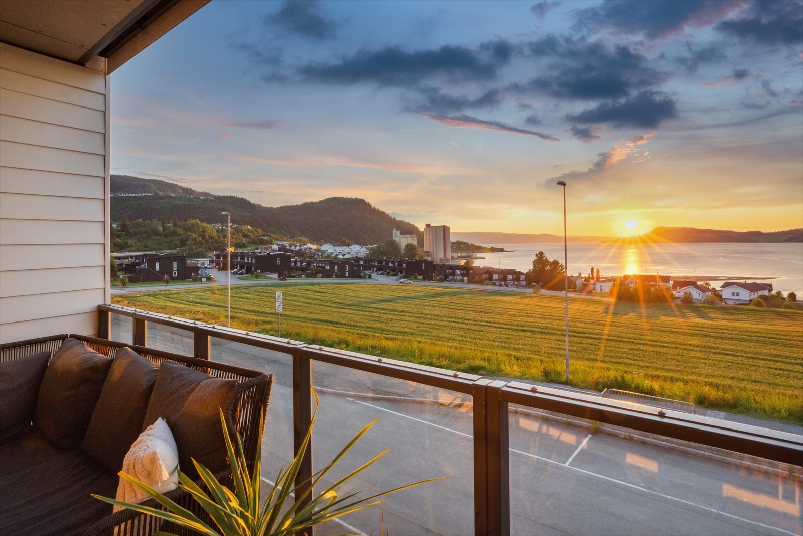 Fra en overbygd balkong ved stue/kjøkken er det langstrakt, nydelig utsikt mot fjorden. Galleribilde