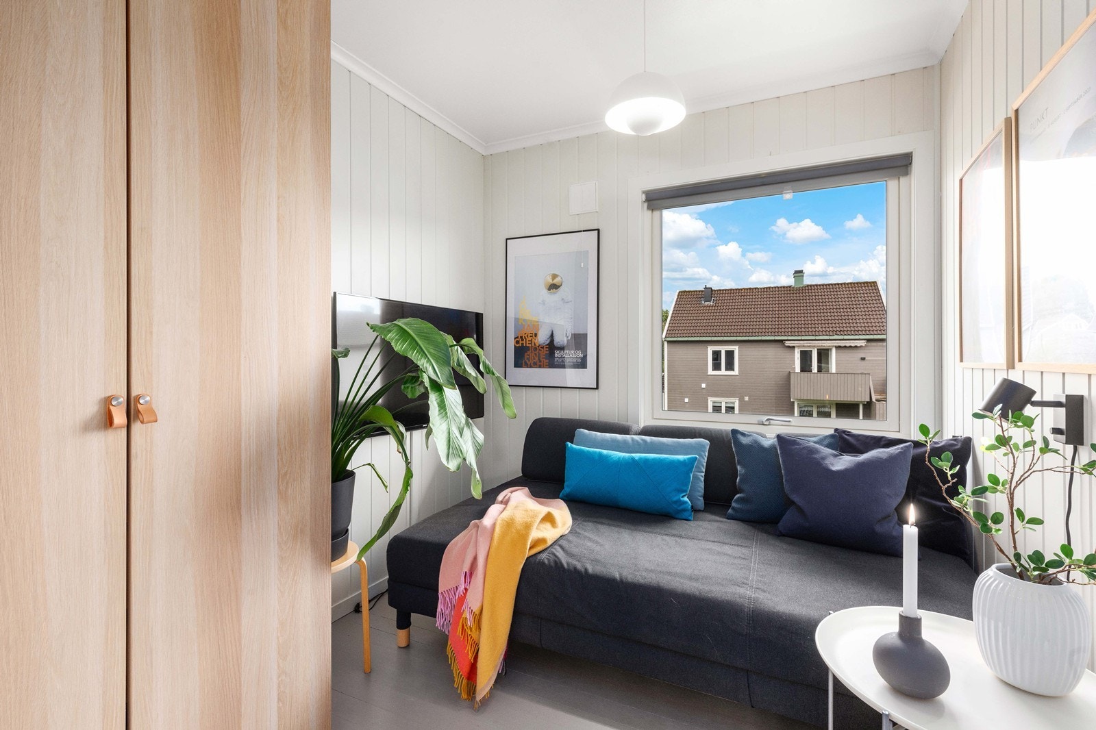Soverom 2 med sovesofa og skap til oppbevaring Galleribilde
