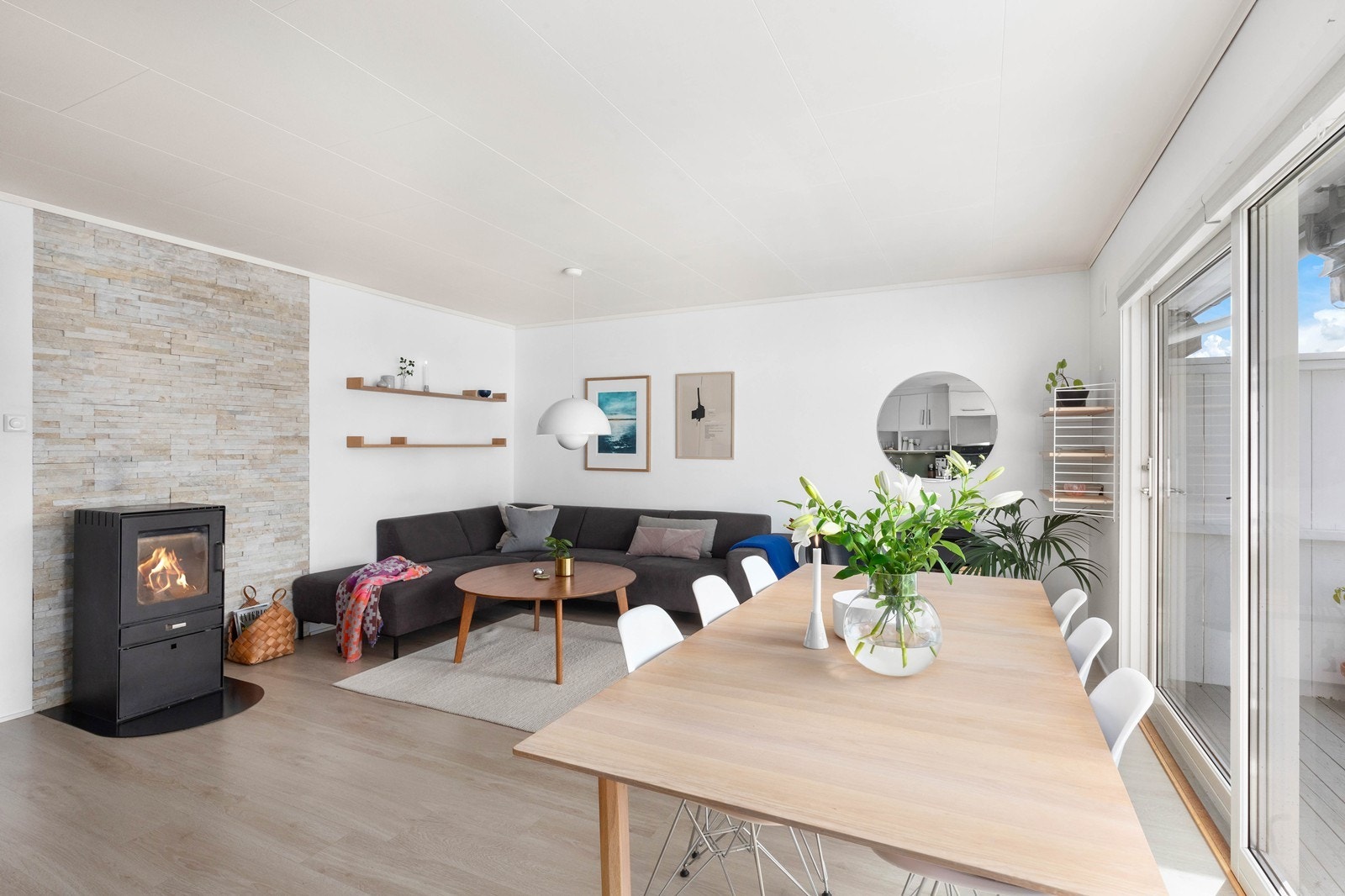 Stue med god plass til spisebord og sofagruppe Galleribilde