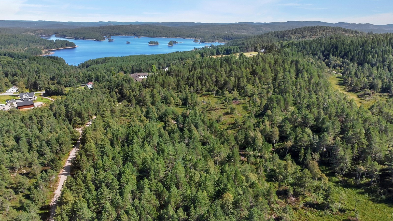 Tomten ligger sentralt på Engesland. Skolen skimter du i bakkant. Galleribilde