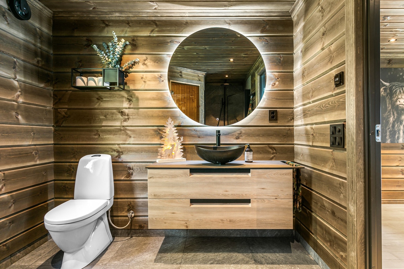 Innredet med dusjnisje, servantskap og wc. Galleribilde