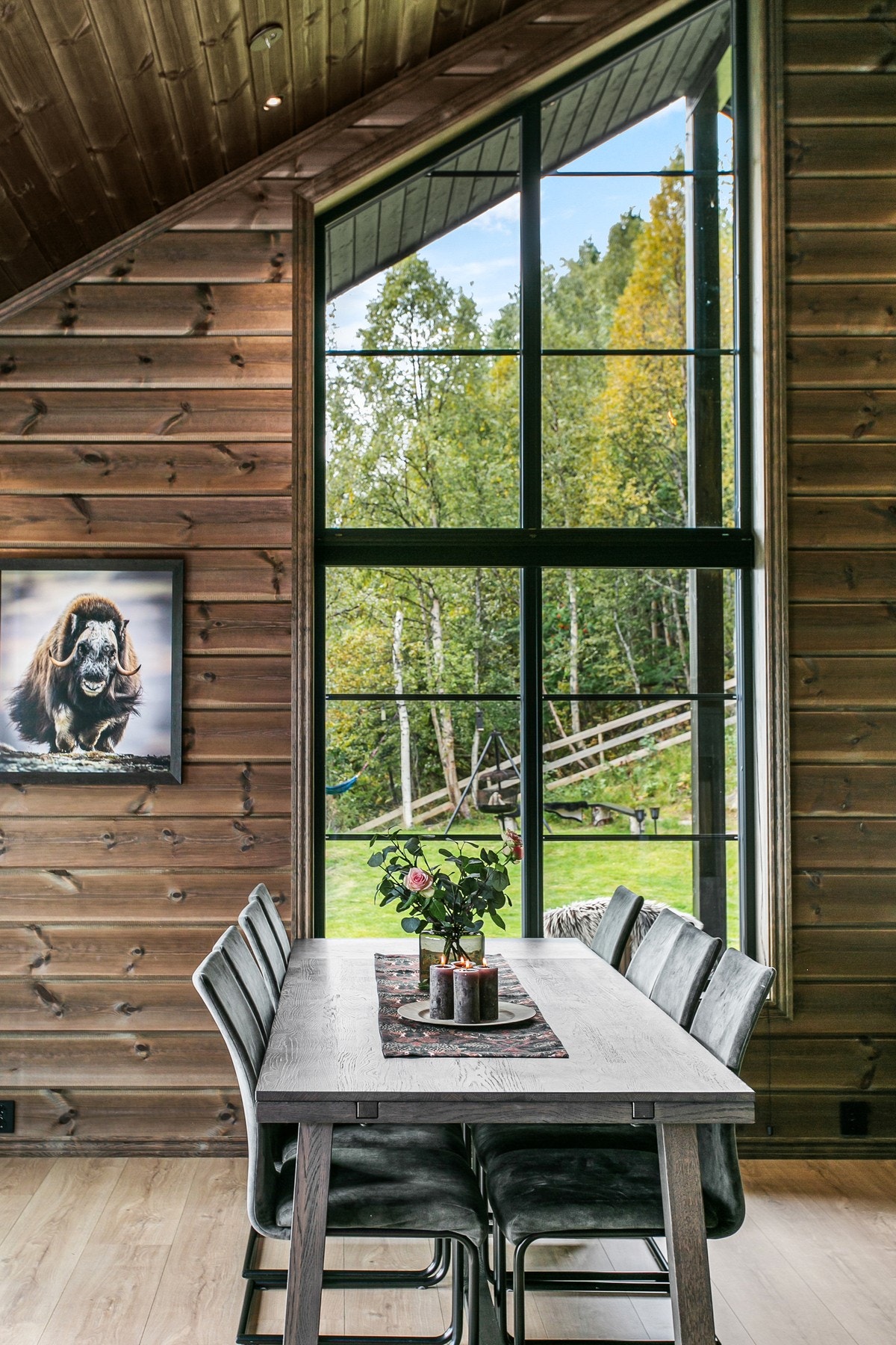 I oppholdsrommet er det gullvarme i gulv. Galleribilde