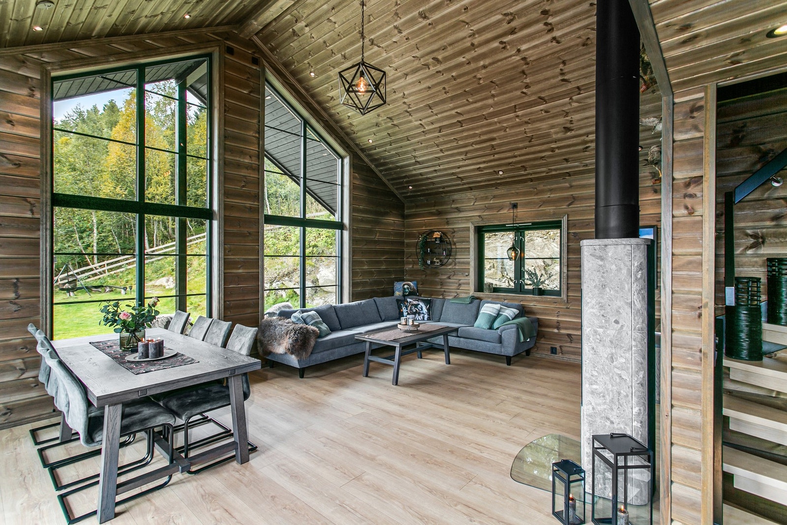 De store vindusflatene gir rommet naturlig belysning. Galleribilde