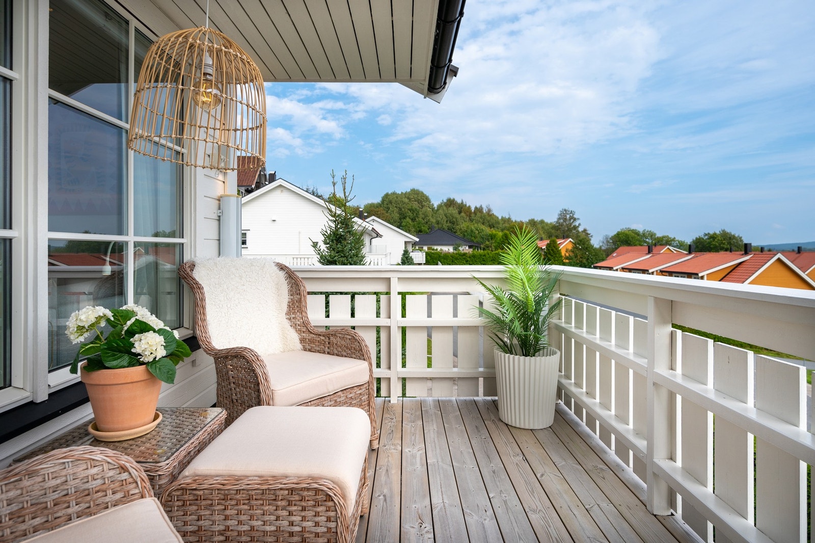 Delvis overbygd veranda mot sør. Galleribilde