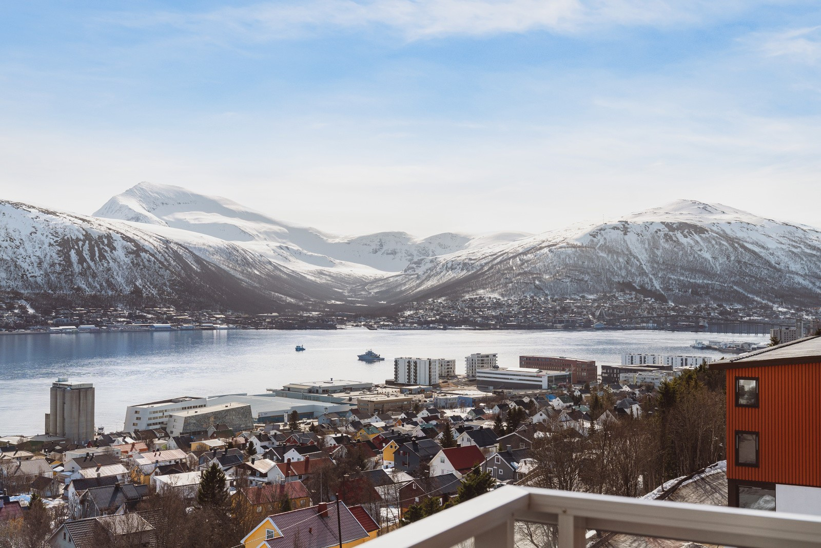 Her nyter du spektakulær og solrik utsikt mot Tromsø fastland og mektige fjell.