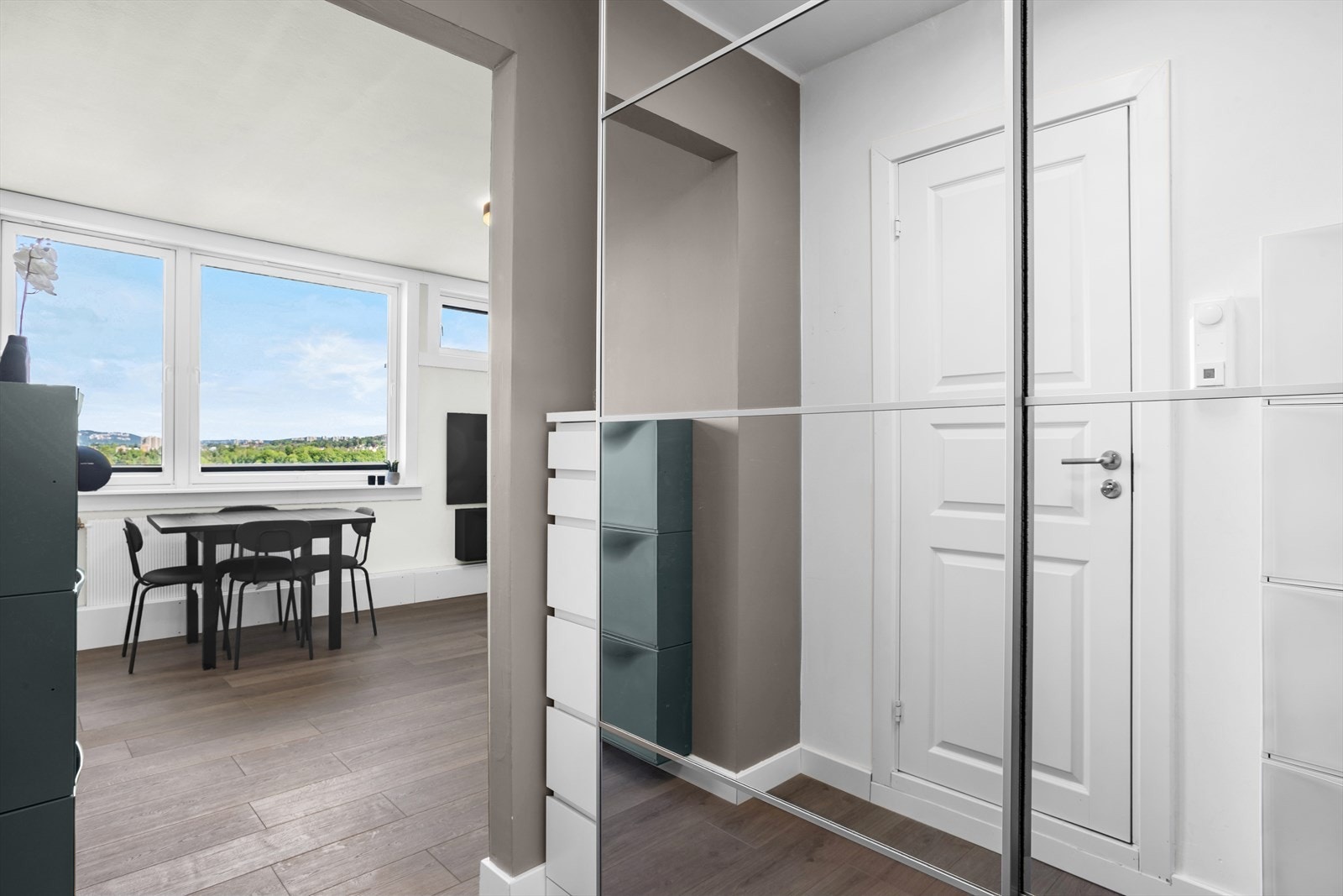 Leiligheten disponerer også en ekstern bod i kjeller på ca. 1 m² og en loftsbod med gulvareal på ca. 3 m². Galleribilde